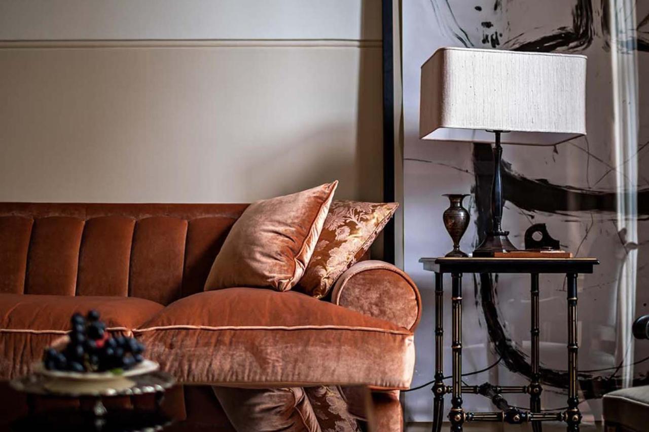 Nomad London Hotel Eksteriør billede A velvet sofa