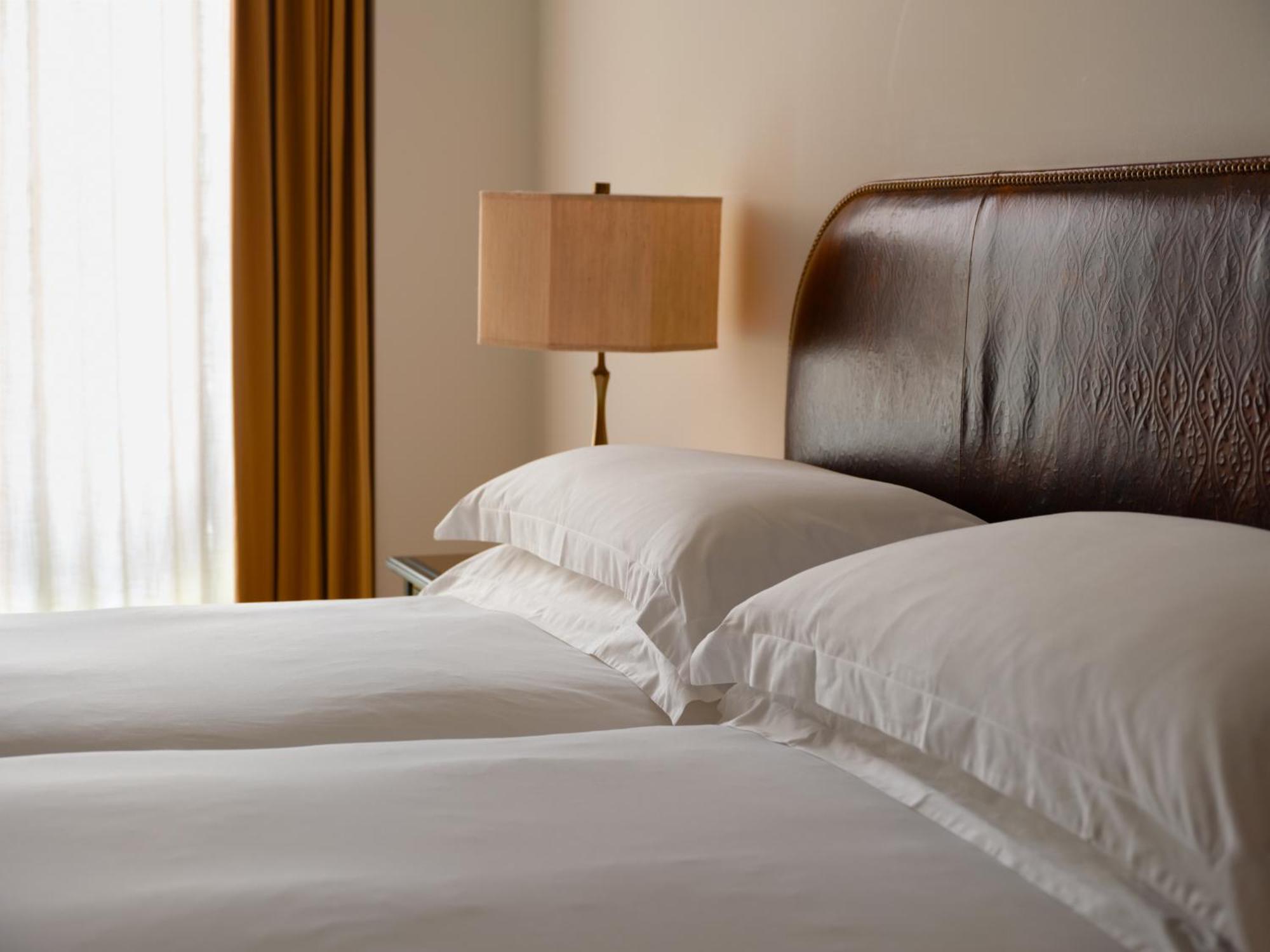 Nomad London Hotel Eksteriør billede A bed with two pillows