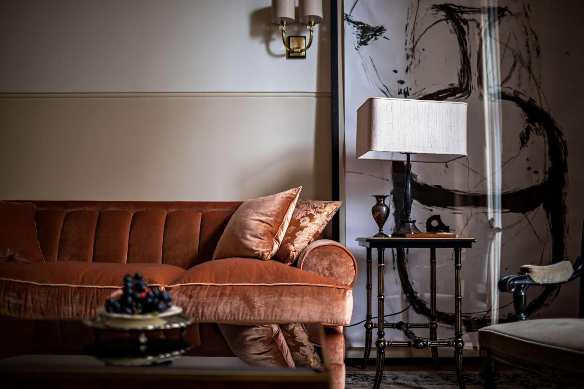 Nomad London Hotel Eksteriør billede A velvet sofa