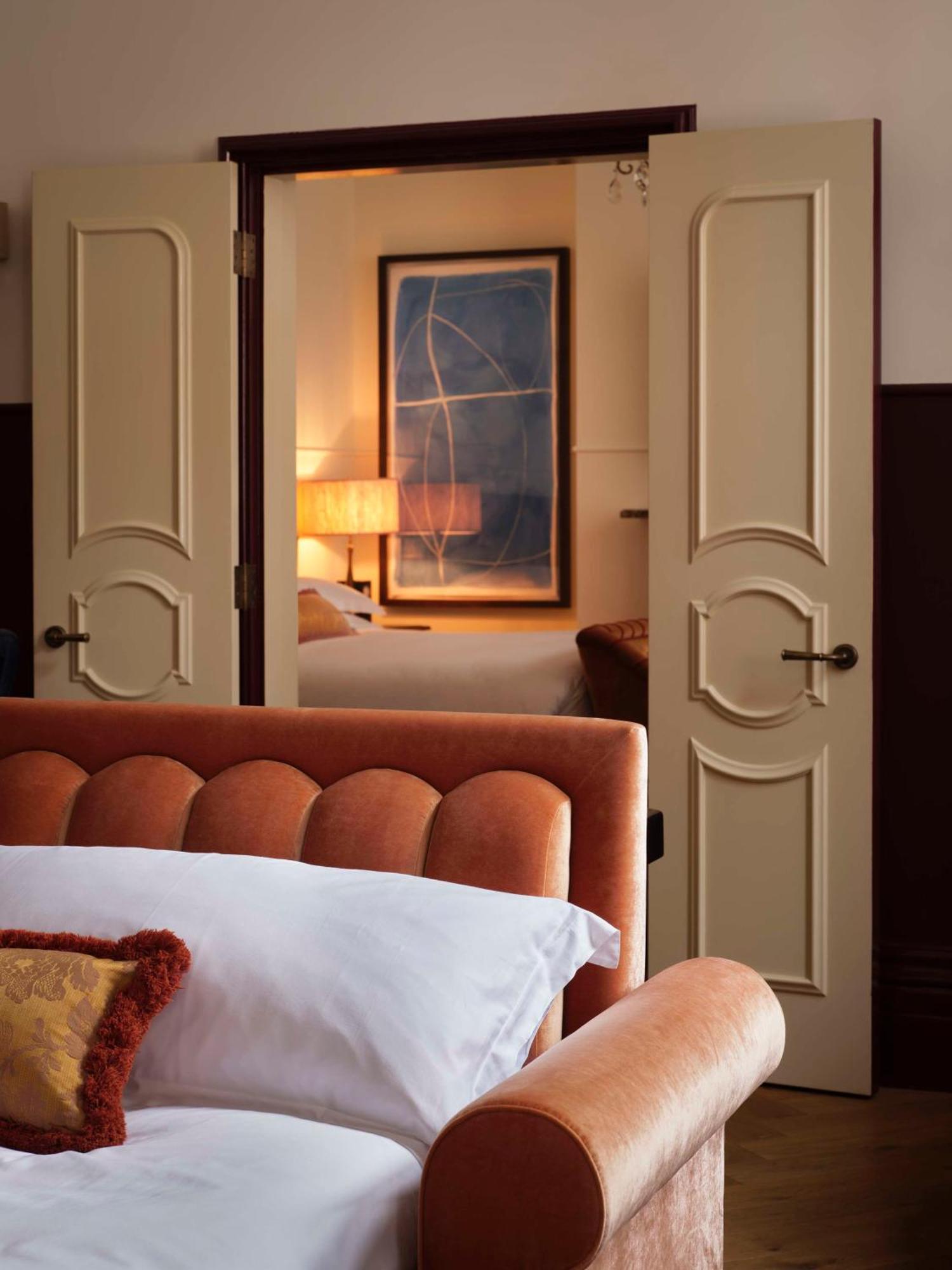 Nomad London Hotel Eksteriør billede A bedroom at The Ritz-Carlton, Dubai
